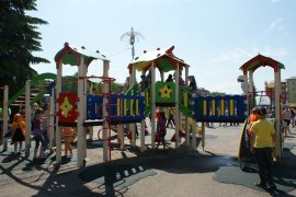 Новая детская площадка на городской площади Осинников
