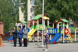 Новая детская площадка на городской площади Осинников