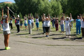В городском парке Осинников состоялся летний фестиваль скандинавской ходьбы